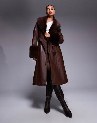 Azalea Wang - Kaya - Trenchcoat aus Kunstleder in Braun mit Kunstpelzbesatz-Brown