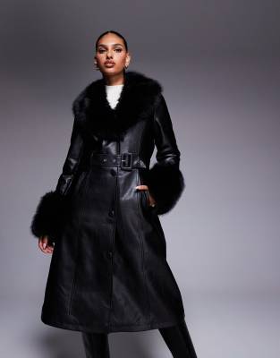 Azalea Wang - Kaya - Trenchcoat aus Kunstleder in Schwarz mit Kunstpelzbesatz