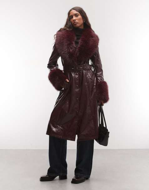 Azalea Wang Kaya trenchcoat med kant i fuskpäls i vinröd PU - view 1