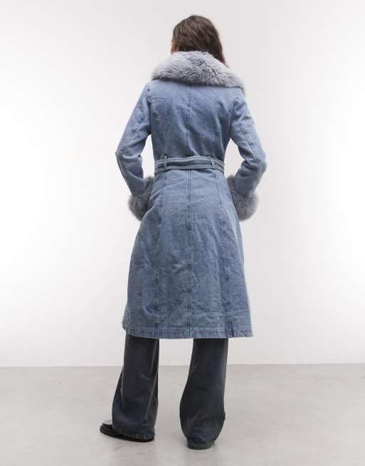 Azalea Wang Kaya Trenchcoat mit Faux-Fur-Besatz in hellblauem Denim, 4 von 4