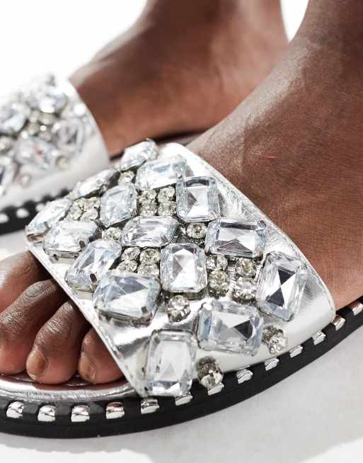 Azalea Wang – Kizzie – Silvermetalliska, utsmyckade sandaler med smyckesstenar, 4 av 4