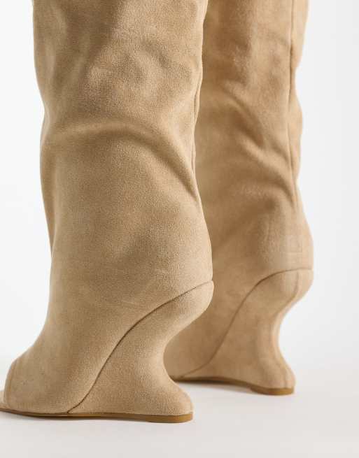 Azalea Wang – Kniehohe Stiefel aus Wildleder in Cremeweiß mit Keilabsatz, 4 von 4