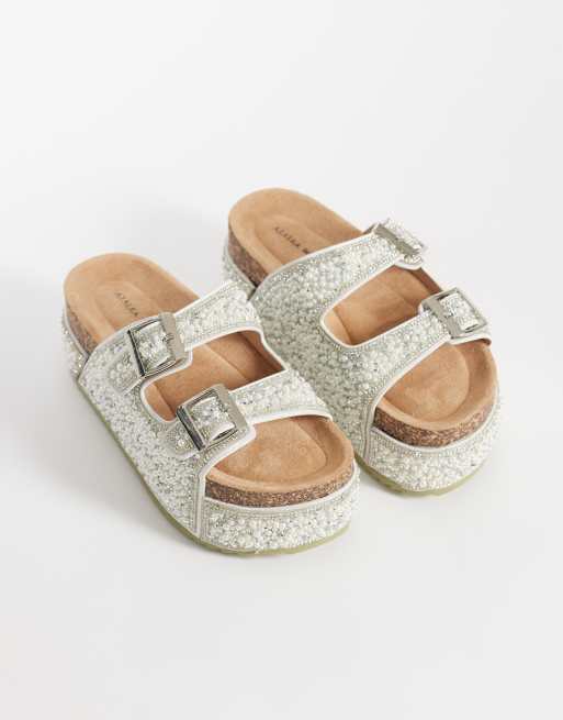 Azalea Wang - Opaline - Sandali flatform color avorio con fibbie e perle