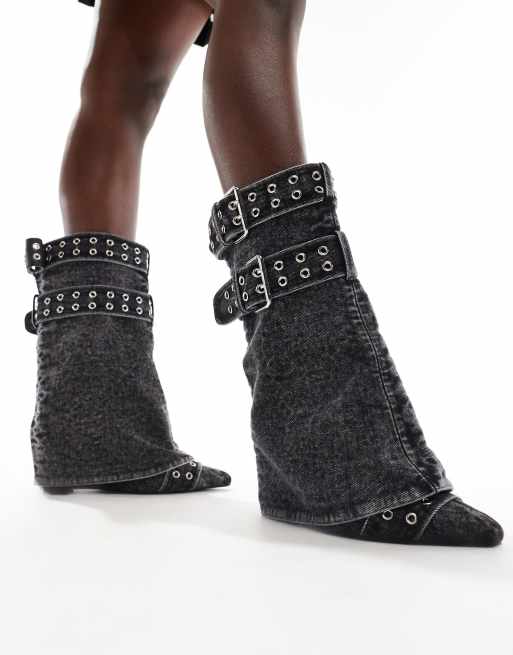 Azalea Wang – Qistina – Svarta boots med nedvikt design och spännen i denim, 4 av 4