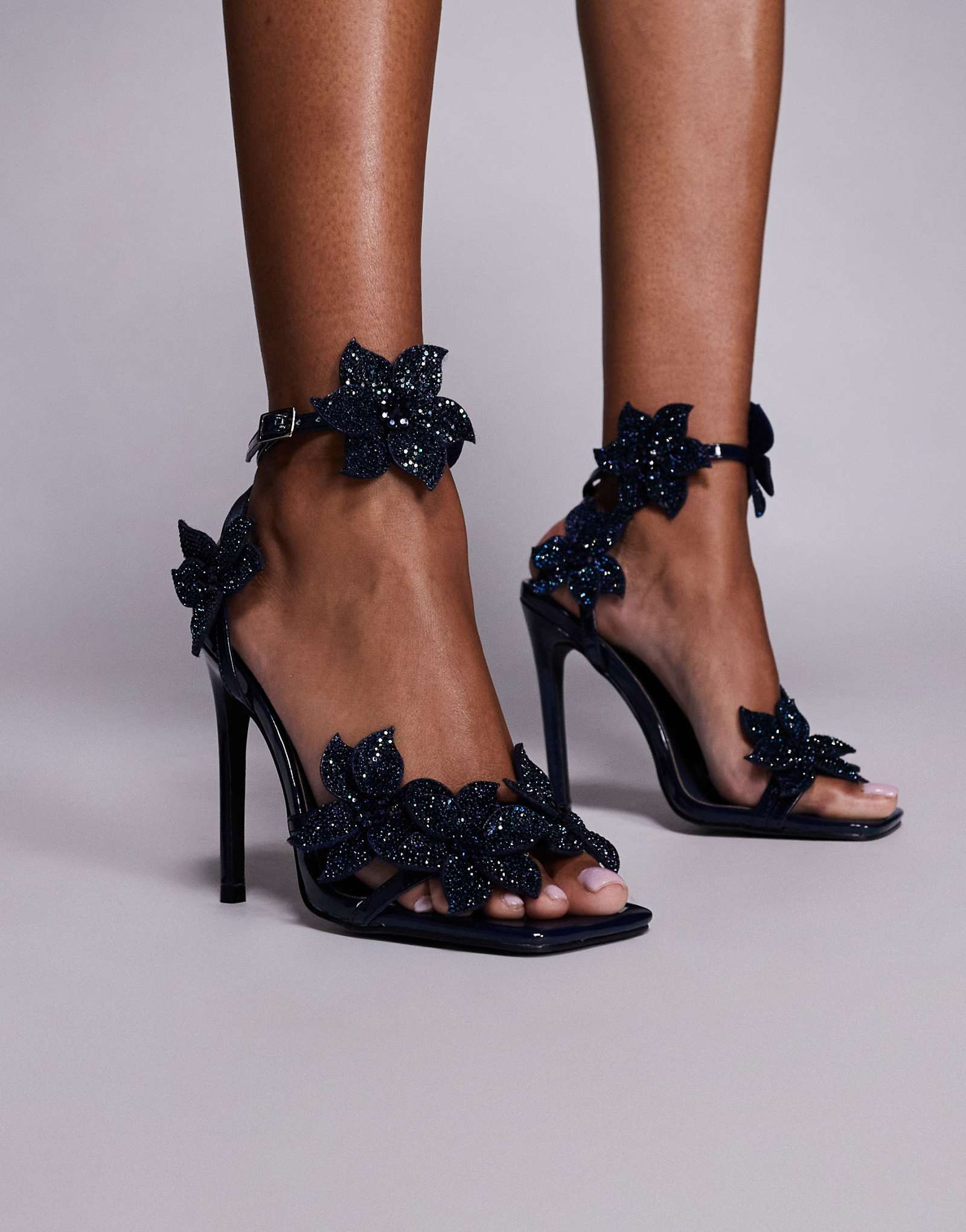 Темно-синие сандалии Azalea Wang Romi на высоком каблуке, украшенные цветами