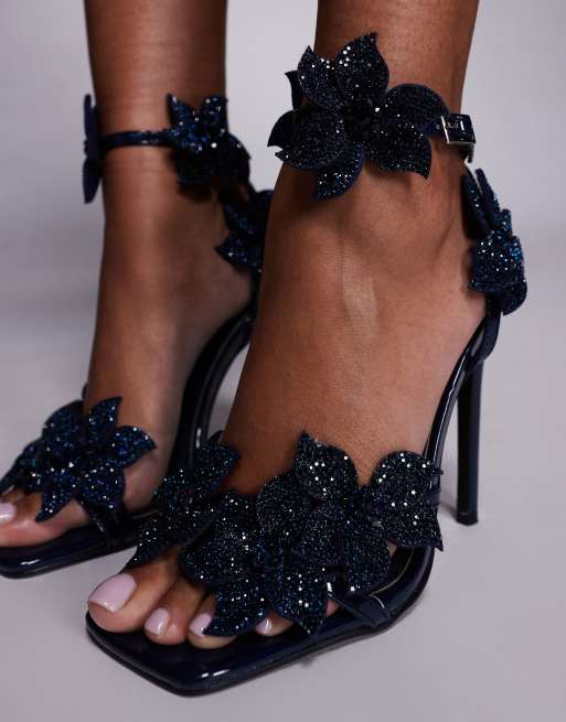 Azalea Wang - Romi - Sandali con tacco alto blu navy con decorazioni floreali, 2 di 4