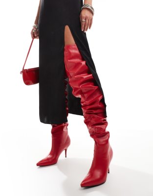 Azalea Wang - Seira - Overknee-Stiefel in Rot mit gerafftem Schaft