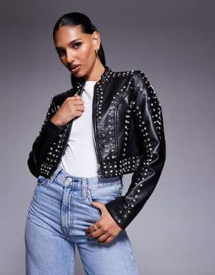 Azalea Wang - Silvia - Cropped-Jacke aus Kunstleder in Schwarz mit Nietenbesatz