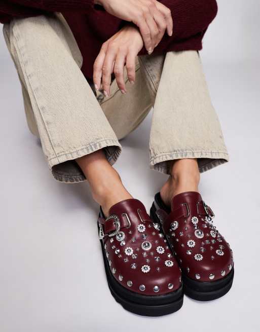 Azalea Wang – Swiftly – Flache Schuhe in Burgunderrot mit Metalldetails im Western-Stil