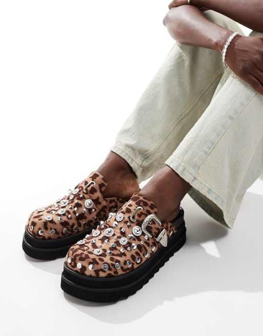 Azalea Wang Swiftly Scarpe basse leopardate stile western con dettagli in metallo