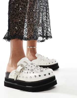 AZALEA WANG Azalea Wang Swiftly western flat shoes with hardware in White
