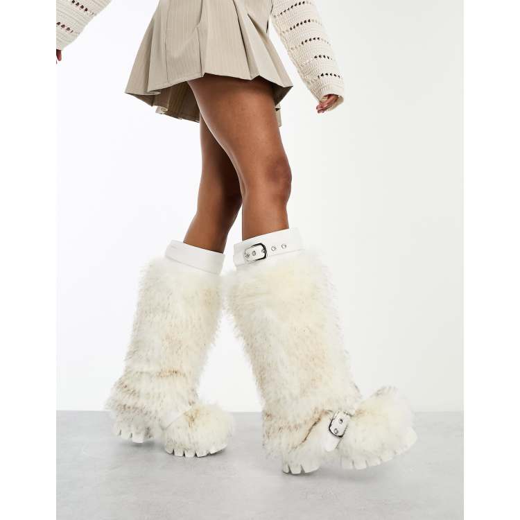Azalea Wang – Tommie – Flauschige, kniehohe Stiefel in Weiß ASOS