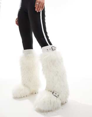Thumbnail - Azalea Wang - Tommie - Flauschige, kniehohe Stiefel in Weiß