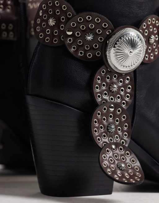 Azalea Wang – Verrill – Svarta cowboyboots med skärp och nitar, 3 av 4