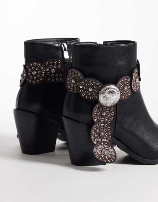 Azalea Wang – Verrill – Svarta cowboyboots med skärp och nitar, 4 av 4