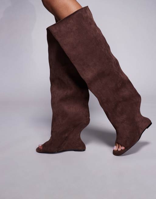 Azalea Wang – Vincent – Brungrå, knähöga boots i mocka med kilklackar, 2 av 4