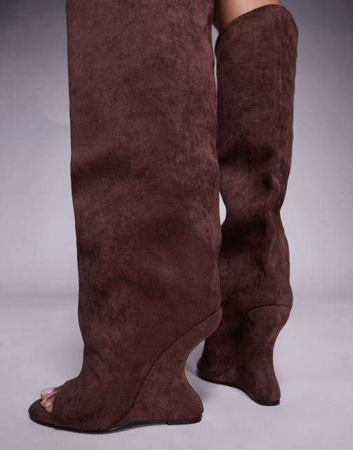 Azalea Wang – Vincent – Brungrå, knähöga boots i mocka med kilklackar, 4 av 4