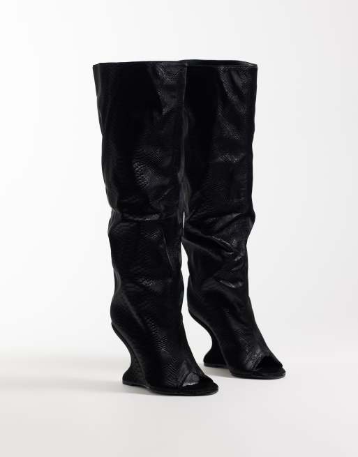 Azalea Wang Vincent knähöga boots med öppen tå i svart ormskinnslook, 2 av 5