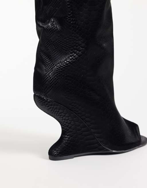 Azalea Wang Vincent stivali al ginocchio con punta scoperta sleek neri effetto serpente, 5 di 5