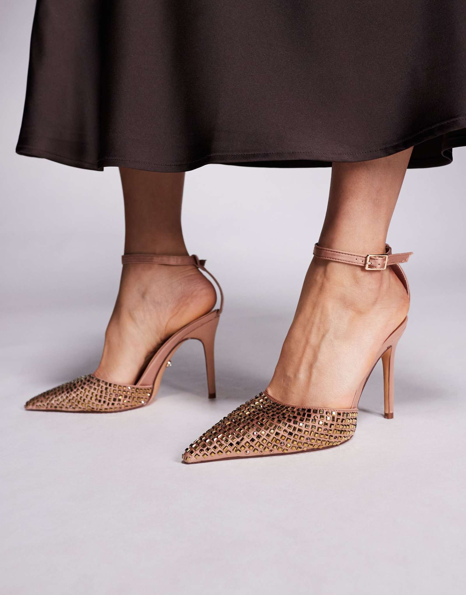 Каблуки Azalea Wang Waraia, украшенные золотыми деталями