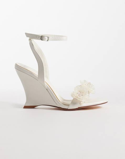 Azalea Wang – Winters – Sandaletten aus weißem Satin mit Keilabsatz und Blumendetails - view 1