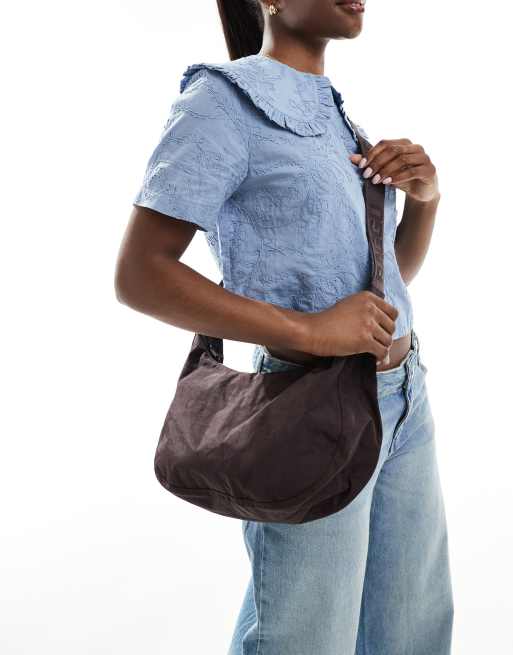 Baggu - Borsa a mezzaluna media in nylon color cioccolato 