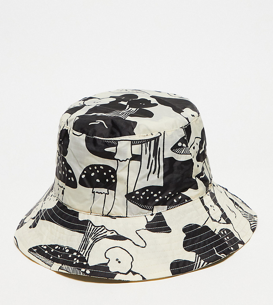 Baggu festival bucket hat in monochrome mushroom print in black and white - BLACK
