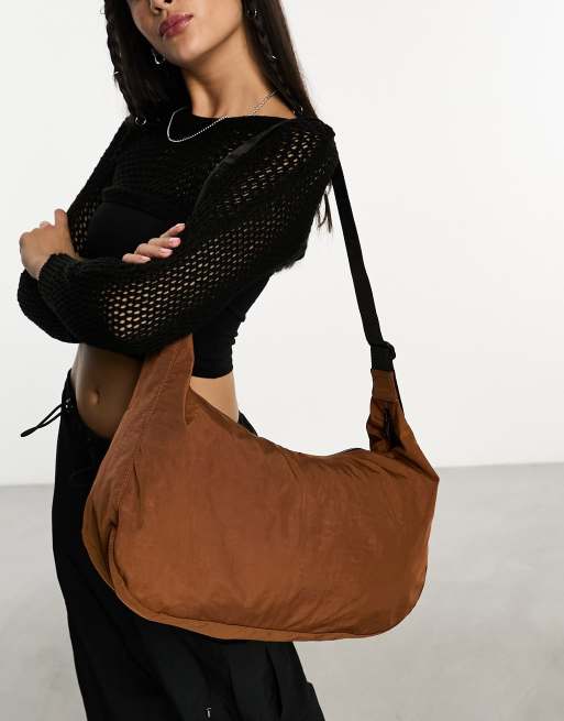 Baggu – Große, halbmondförmige Umhängetasche aus Nylon in Braun, 10,5 Zoll x 19,5 Zoll