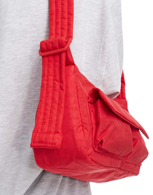 Baggu – Jaskrawoczerwona nylonowa torebka na ramię w stylu cargo, 3 z 4