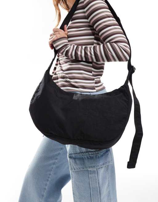 Baggu – Mittelgroße, halbmondförmige Tasche aus Nylon in Schwarz, 8"x 13,75" , 2 von 4