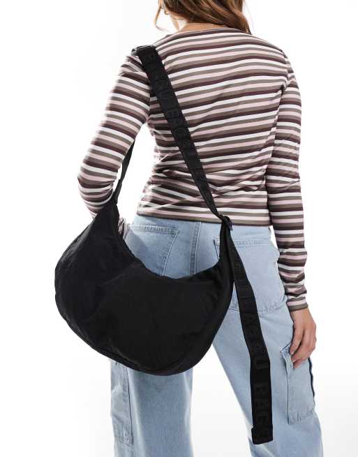 Baggu – Mittelgroße, halbmondförmige Tasche aus Nylon in Schwarz, 8"x 13,75" , 3 von 4