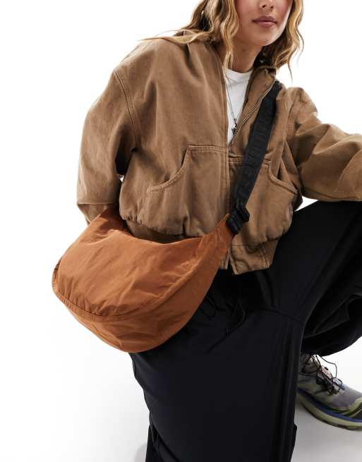 Baggu – Mittelgroße, halbmondförmige Umhängetasche aus Nylon in Braun, 8 Zoll x 13,75 Zoll
