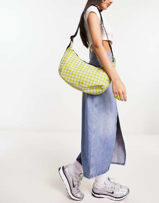 Baggu – Średniej wielkości festiwalowa nylonowa torebka crossbody w kształcie półksiężyca w kratkę vichy
