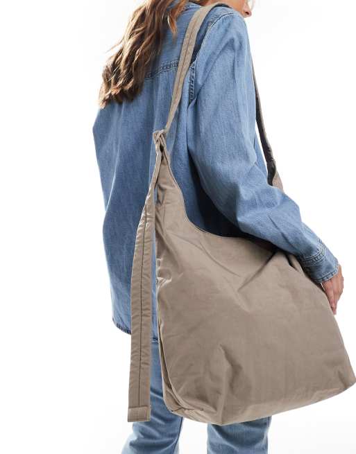 Baggu – Szarobeżowa duża torebka nylonowa na ramię typu sling 