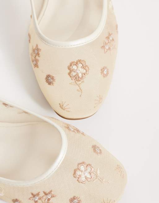 Bailarinas beis con bordados de malla de Glamorous, 4 de 4