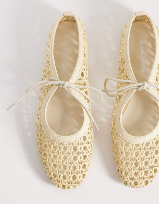 Bailarinas beis con diseño entretejido de Glamorous Wide Fit, 2 de 4