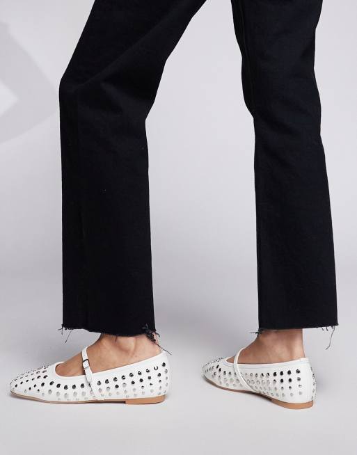 Bailarinas blancas con tachuelas Arkel de Public Desire, 2 de 4