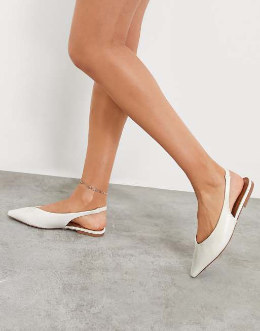 Bailarinas blancas destalonadas efecto piel de lagarto Lacy de ASOS DESIGN, 3 de 4