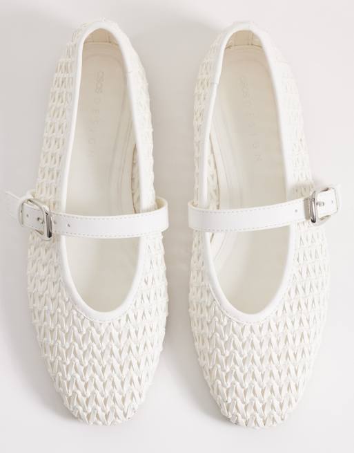Bailarinas blancas estilo merceditas con diseño entretejido Leah de ASOS DESIGN, 2 de 4