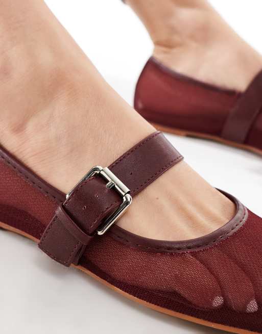 Bailarinas burdeos estilo merceditas de malla Lou de ASOS DESIGN, 2 de 4