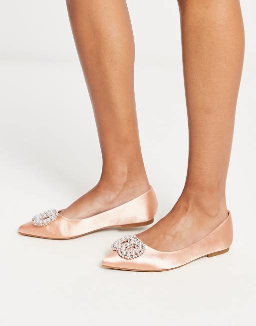 Bailarinas color rosado de satén con puntera fina y adornos de perlas sintéticas Lola de ASOS DESIGN