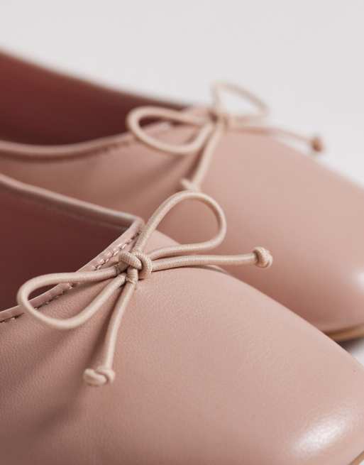 Bailarinas color topo con lazo Lion de ASOS DESIGN Wide Fit, 2 de 4