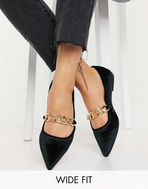 Bailarinas con puntera en punta de terciopelo negro con cadena Lise de ASOS DESIGN Wide Fit