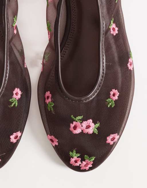 Bailarinas marrón chocolate con bordado floral de malla Lawn de ASOS DESIGN, 2 de 4