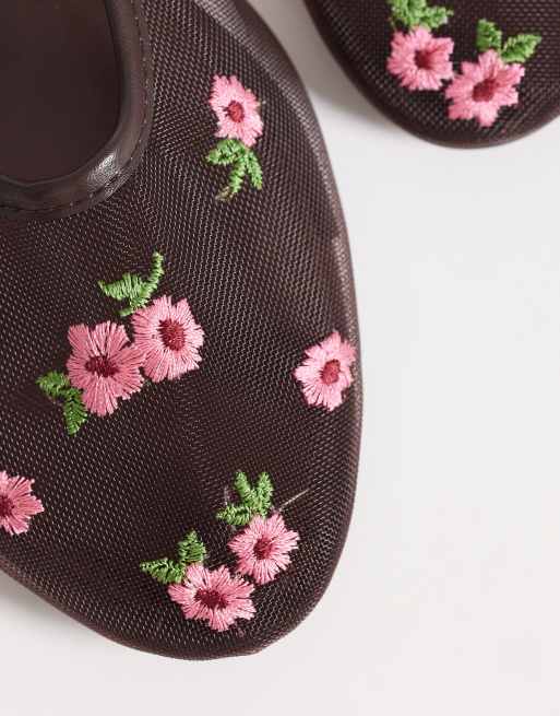 Bailarinas marrón chocolate con bordado floral de malla Lawn de ASOS DESIGN, 4 de 4