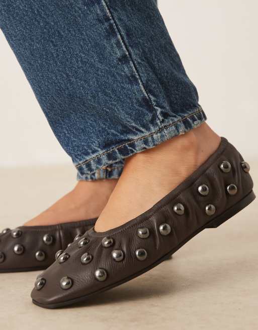Bailarinas marrones fruncidas con tachuelas de cuero premium Lyle de ASOS DESIGN, 3 de 4