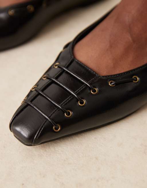 Bailarinas negras con puntera cincelada y detalle de ojales Lachlan de ASOS DESIGN, 3 de 4