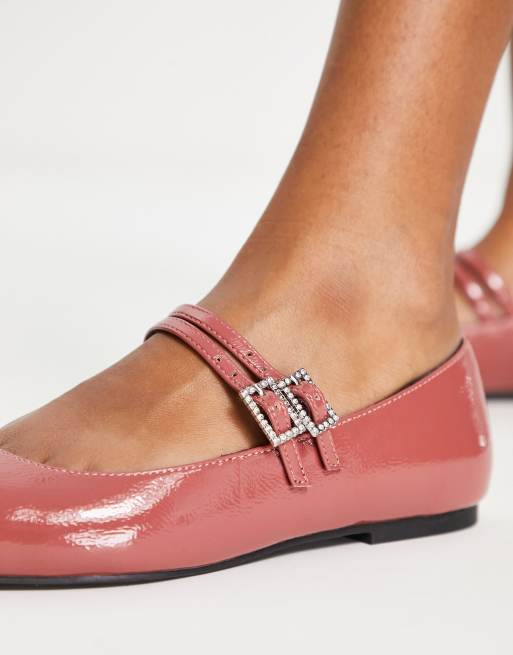 Bailarinas rosadas planas estilo merceditas con adornos de charol Leonie de ASOS DESIGN, 3 de 4