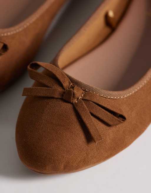 Bailarinas tostadas de antelina de New Look, 4 de 4
