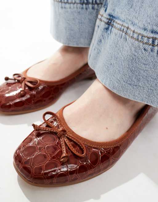 Bailarinas tostadas efecto piel de cocodrilo con lazo Lullaby de ASOS DESIGN Wide Fit, 2 de 4
